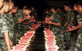 军人比赛吃瓜,战士们比拼吃瓜速度，展现军人风采