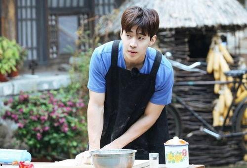 春游家族环吃瓜,畅游瓜果香，共享欢乐时光